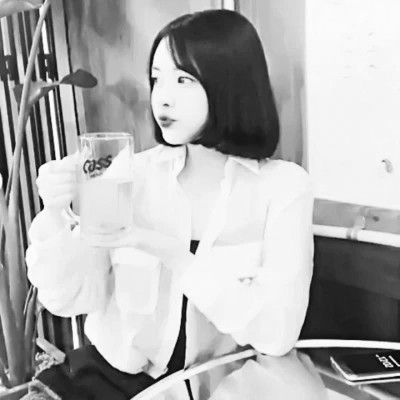 高质量一男一女纯黑白情侣头像图片