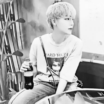 高质量一男一女纯黑白情侣头像图片