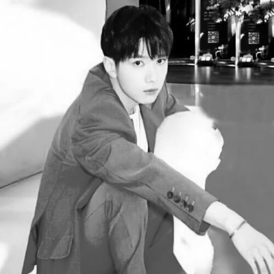 高质量一男一女纯黑白情侣头像图片