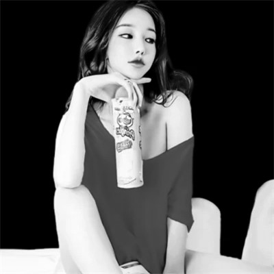 高质量一男一女纯黑白情侣头像图片