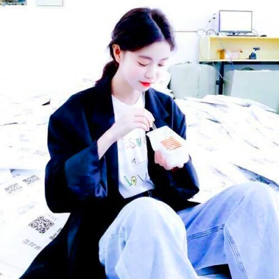 超宠溺的情侣头像一左一右一男一女