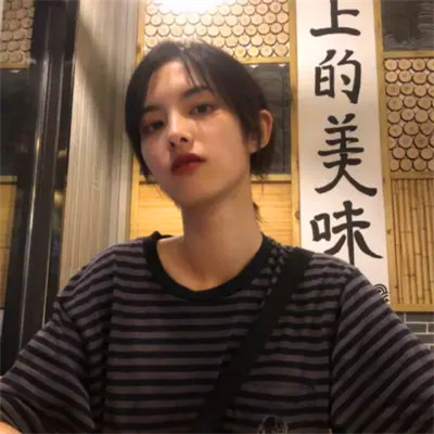 2025最火女生头像霸气