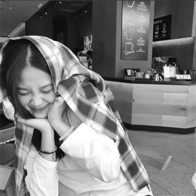 qq头像黑白女生霸气真人高清图片