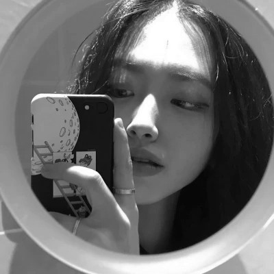 qq头像黑白女生霸气真人高清图片