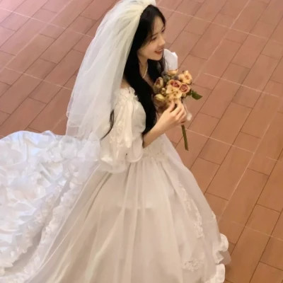 女生婚纱照图片2025最火的风格头像