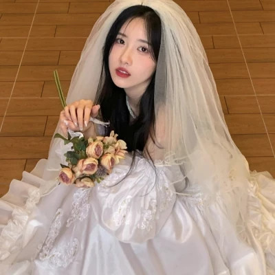 女生婚纱照图片2025最火的风格头像