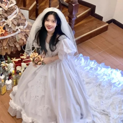 女生婚纱照图片2025最火的风格头像