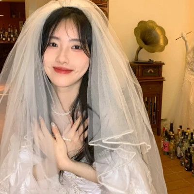 女生婚纱照图片2025最火的风格头像