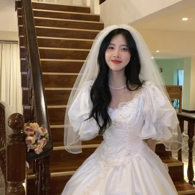 女生婚纱照图片2025最火的风格头像