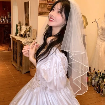 女生婚纱照图片2025最火的风格头像