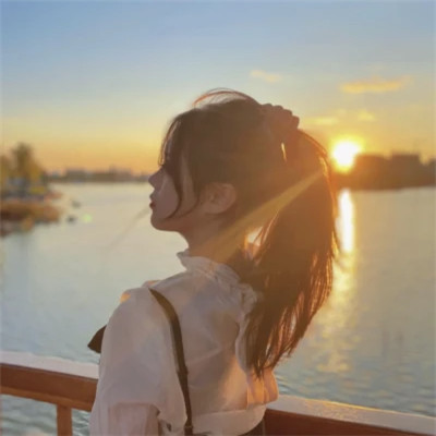氛围感好看的超火女生头像