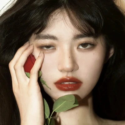 氛围感好看的超火女生头像