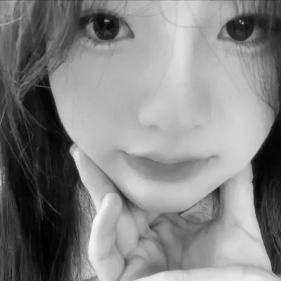 黑白女生头像氛围感