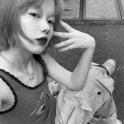 黑白女生头像氛围感