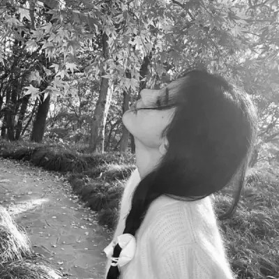 黑白女生头像氛围感