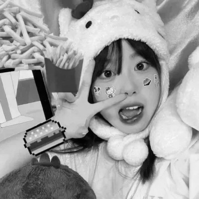 黑白女生头像氛围感