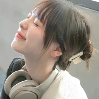 富有氛围感的头像女生真人高清