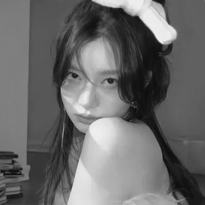 黑白女生头像真人高级