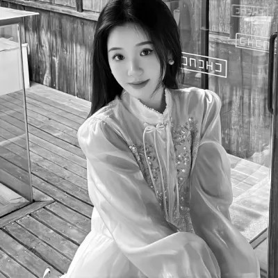 黑白女生头像真人高级