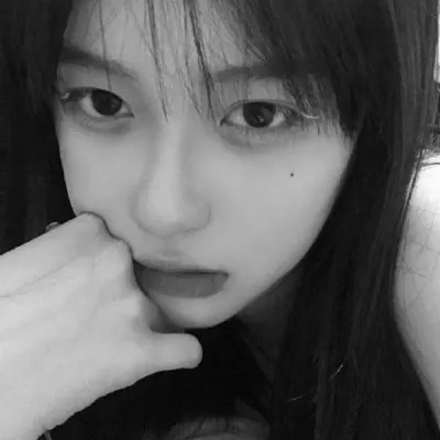 黑白女生头像真人高级
