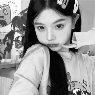 黑白女生头像真人高级