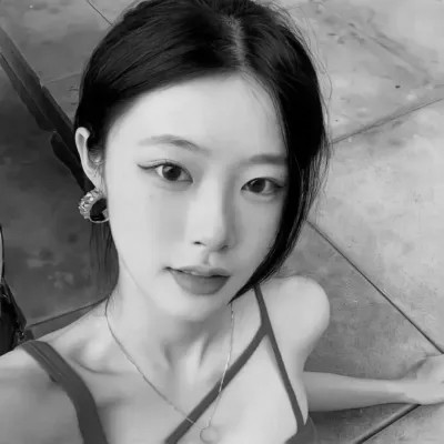 黑白女生头像真人高级