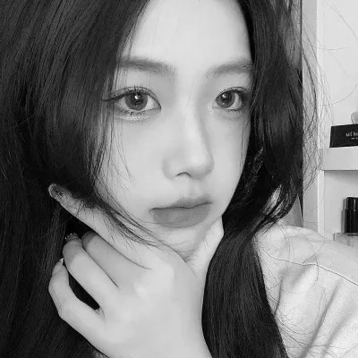 黑白女生头像真人高级
