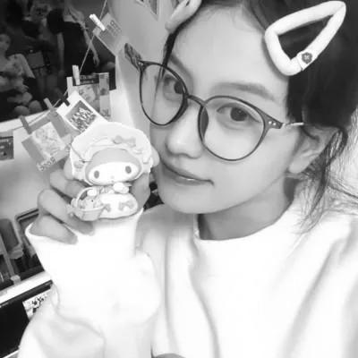 黑白女生头像真人高级