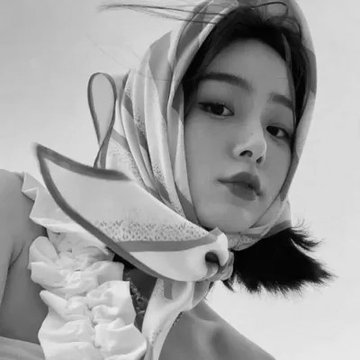 黑白女生头像真人高级