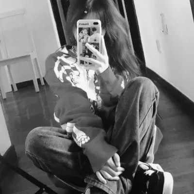 黑白女生头像真人高级