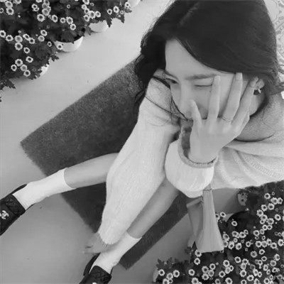 黑白女生头像真人高级