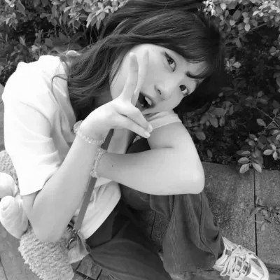 黑白女生头像真人高级