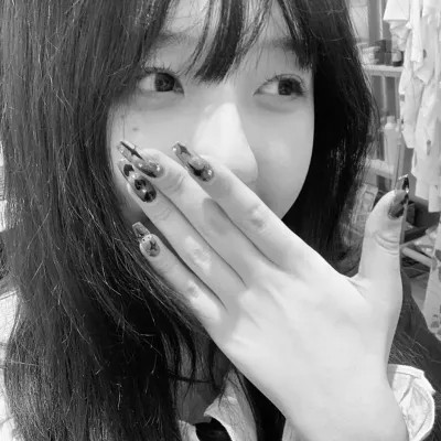 黑白女生头像真人高级