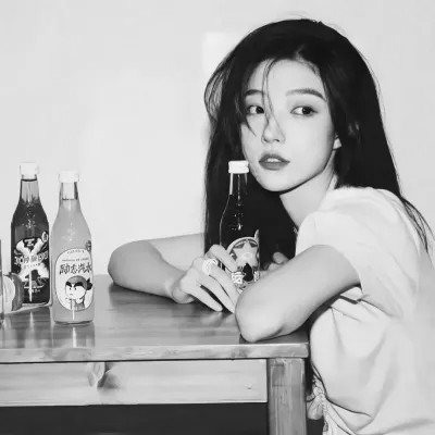 黑白女生头像真人高级