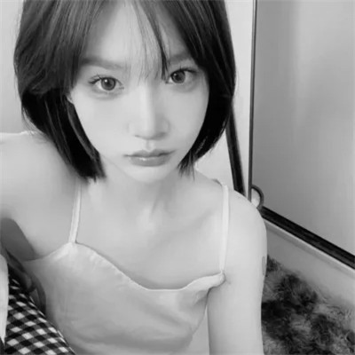 黑白女生头像真人高级