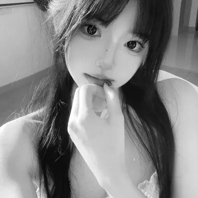 黑白女生头像真人高级