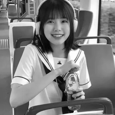 黑白女生头像真人高级