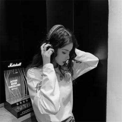 黑白真人女生头像