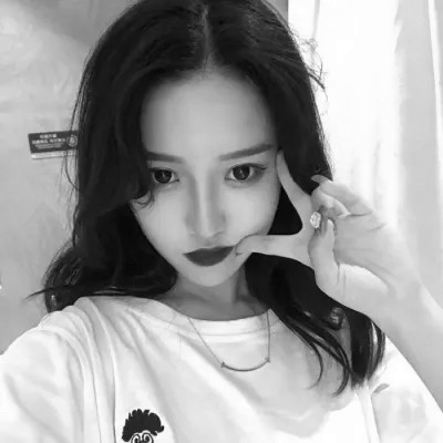 黑白真人女生头像