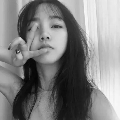 黑白真人女生头像