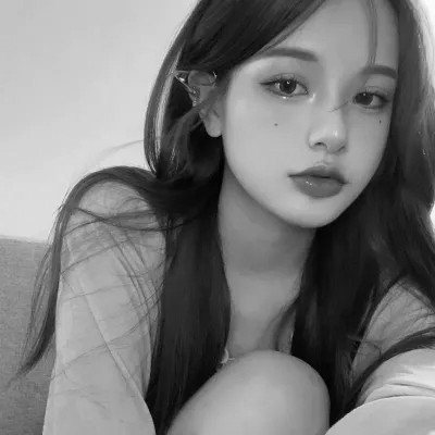 黑白真人女生头像