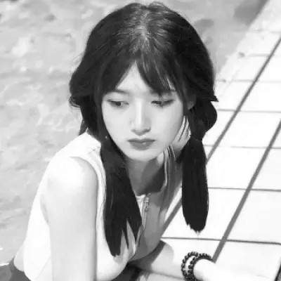 黑白真人女生头像