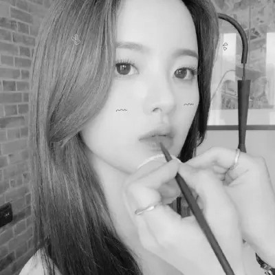 黑白真人女生头像