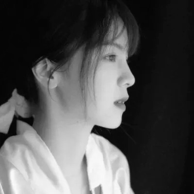 黑白真人女生头像