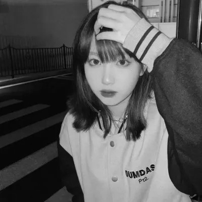 黑白真人女生头像