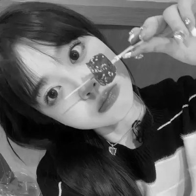 黑白真人女生头像