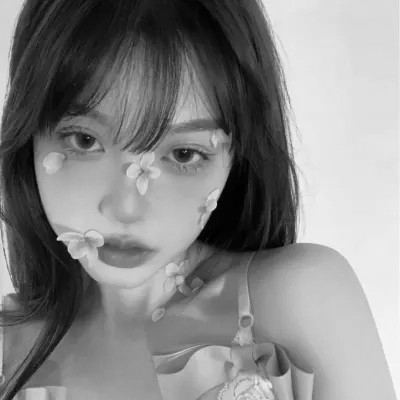 黑白真人女生头像