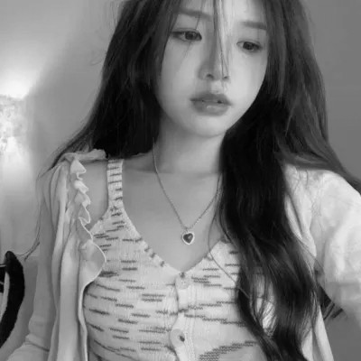 黑白真人女生头像
