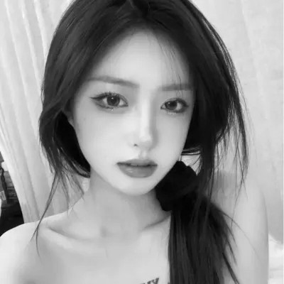 黑白真人女生头像