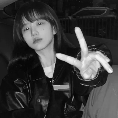 黑白真人女生头像